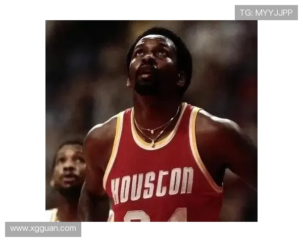 金卡约会歌手马龙曝与亚裔情缘深厚曾是NBA球员梦碎幕后